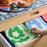 Wrap - FLOWERS AND SQUIGGLES Geschirrtuch (50 × 70 cm) • Green/Natural - ROSA ECK