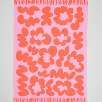 Wrap - FLOWERS AND SQUIGGLES Geschirrtuch (50 × 70 cm) • Pink/Warm Red - ROSA ECK