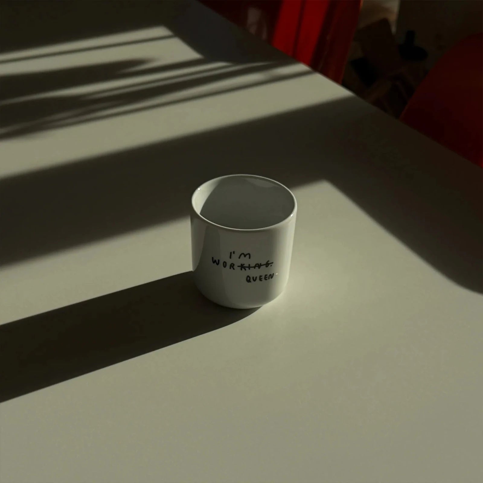 Becher aus Porzellan • I'M WORQUEEN – Yahya Studio – Bild 3