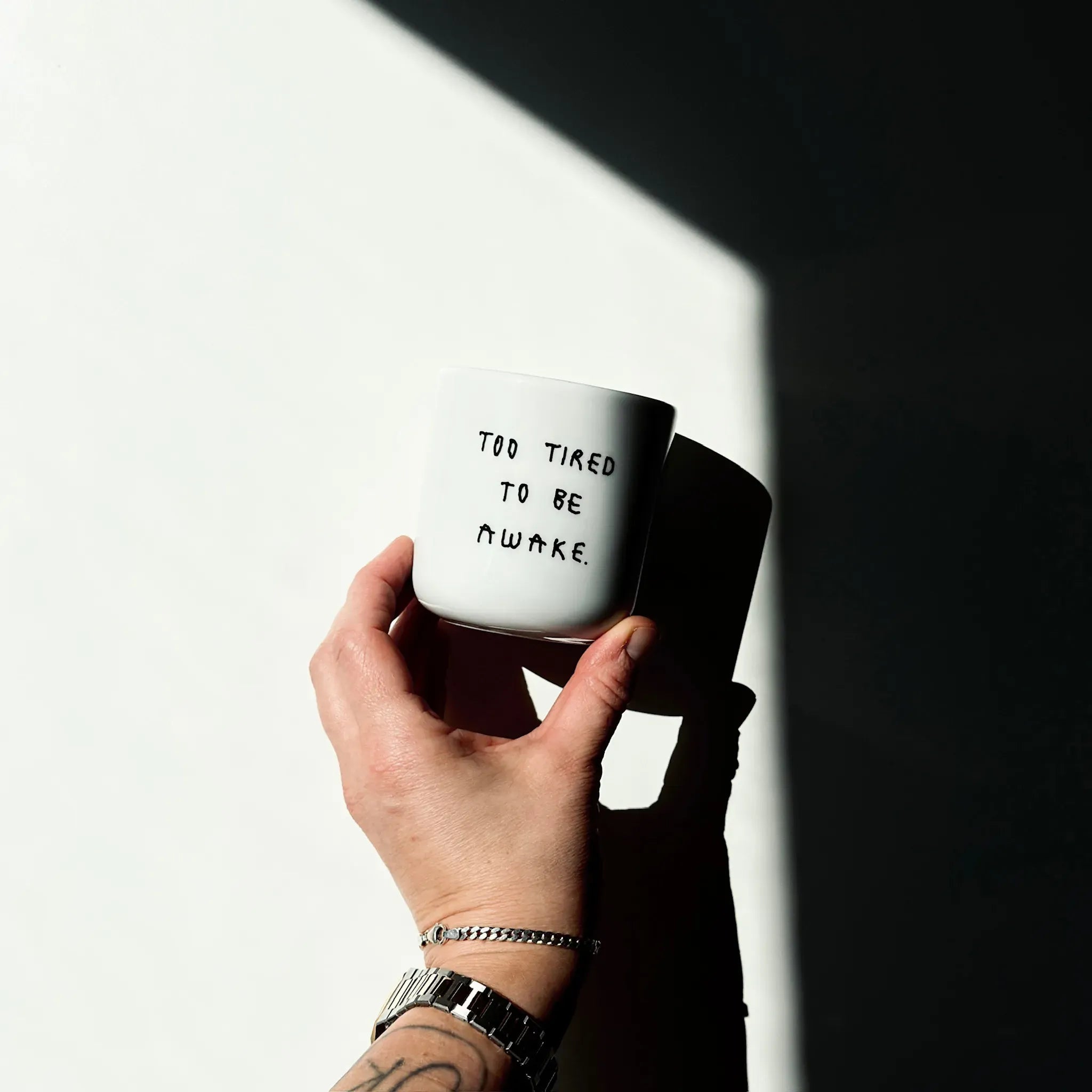 yahya studio - Becher aus Porzellan • TOO TIRED TO BE AWAKE - ROSA ECK