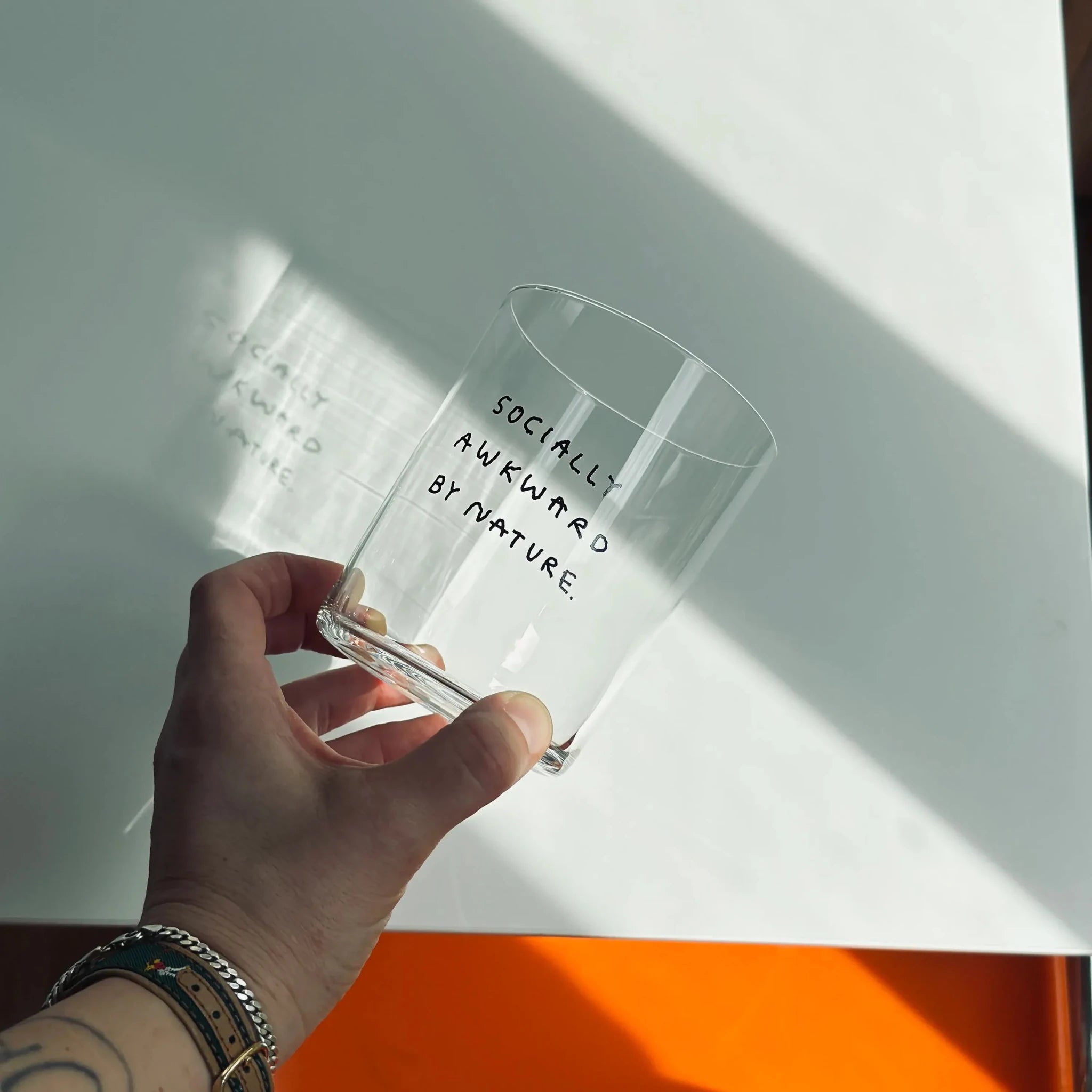 yahya studio - Großes Trinkglas mit Spruch • SOCIALLY AWKWARD BY NATURE - ROSA ECK