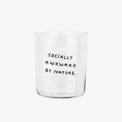 Großes Trinkglas mit Spruch • SOCIALLY AWKWARD BY NATURE – Yahya Studio