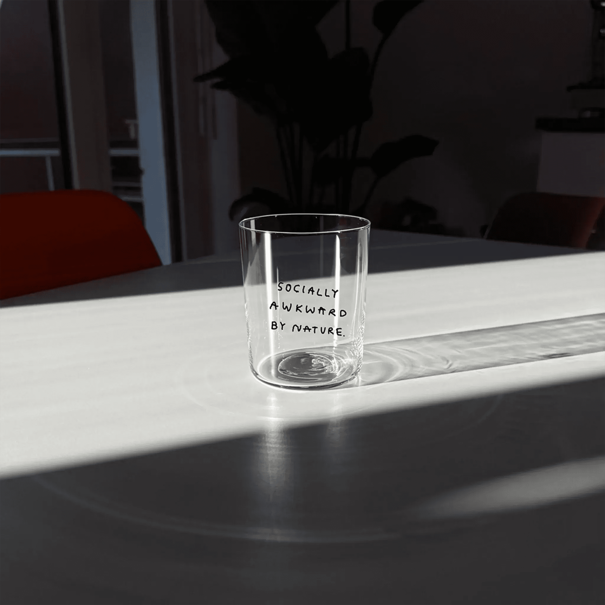 yahya studio - Großes Trinkglas mit Spruch • SOCIALLY AWKWARD BY NATURE - ROSA ECK