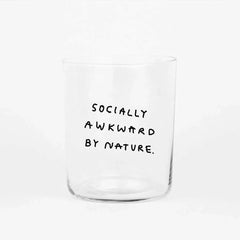 yahya studio - Großes Trinkglas mit Spruch • SOCIALLY AWKWARD BY NATURE - ROSA ECK