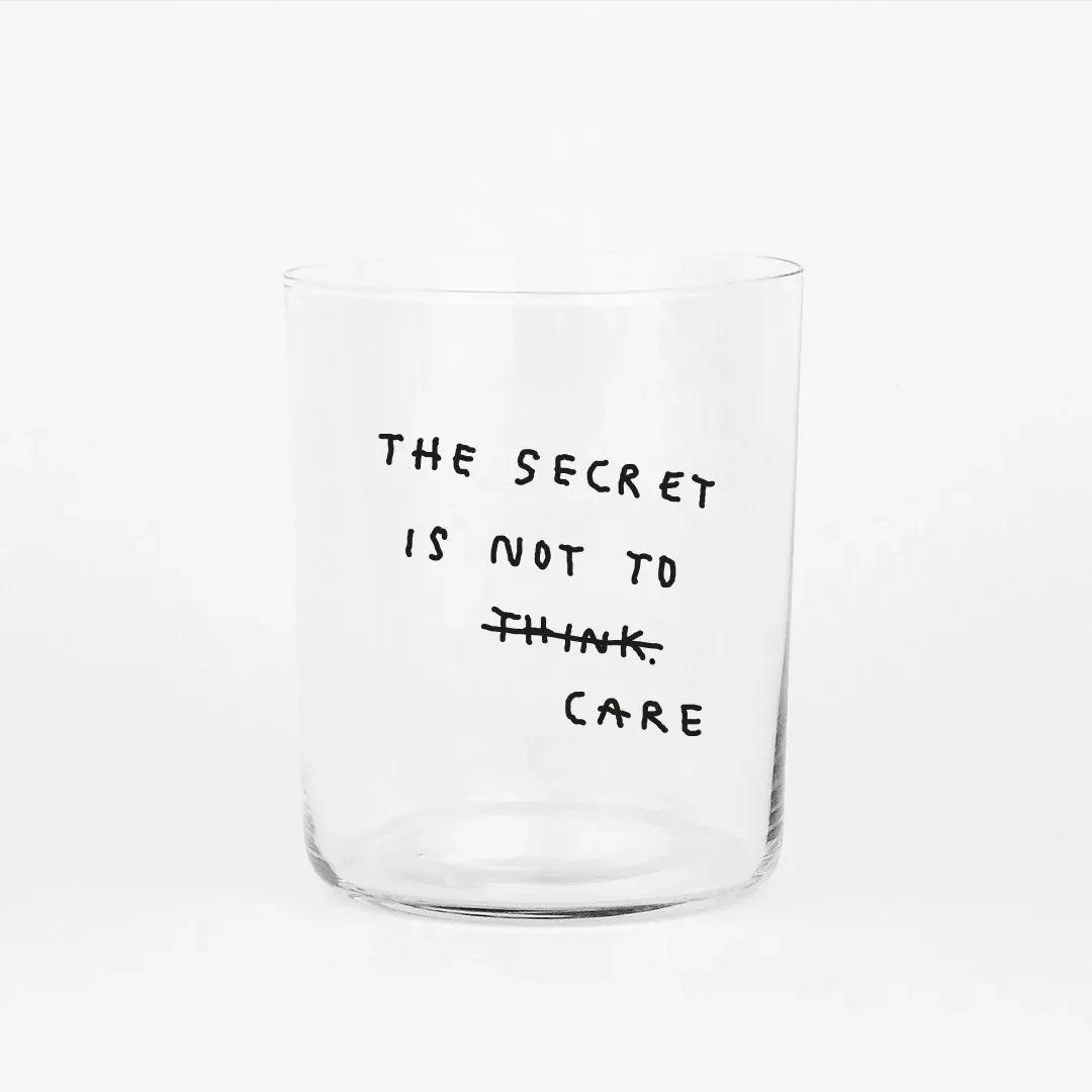 yahya studio - Großes Trinkglas mit Spruch • THE SECRET IS NOT TO CARE - ROSA ECK