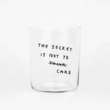 yahya studio - Großes Trinkglas mit Spruch • THE SECRET IS NOT TO CARE - ROSA ECK