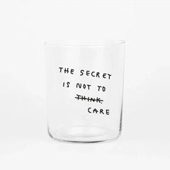yahya studio - Großes Trinkglas mit Spruch • THE SECRET IS NOT TO CARE - ROSA ECK