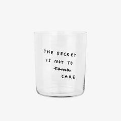 Großes Trinkglas mit Spruch • THE SECRET IS NOT TO CARE – Yahya Studio