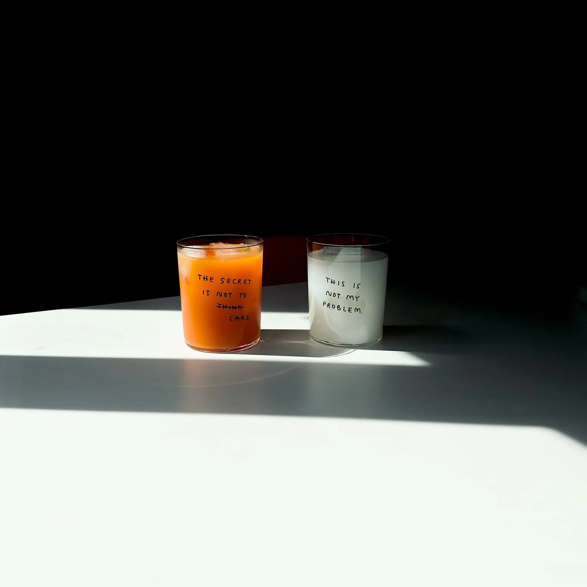 yahya studio - Großes Trinkglas mit Spruch • THE SECRET IS NOT TO CARE - ROSA ECK
