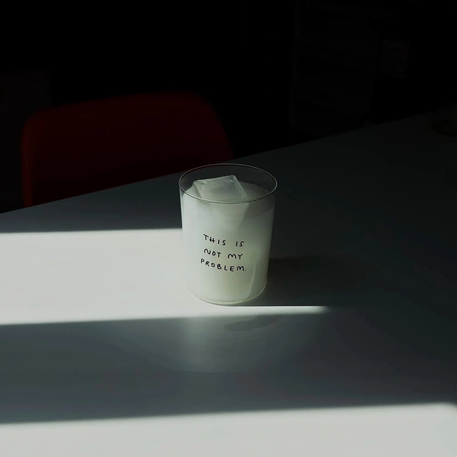 Großes Trinkglas mit Spruch • THIS IS NOT MY PROBLEM – Yahya Studio – Bild 4