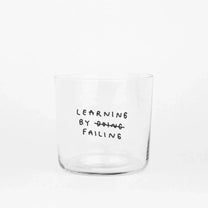 yahya studio - LEARNING BY FAILING Trinkglas mit Statement - Trinkglas - ROSA ECK Concept Store