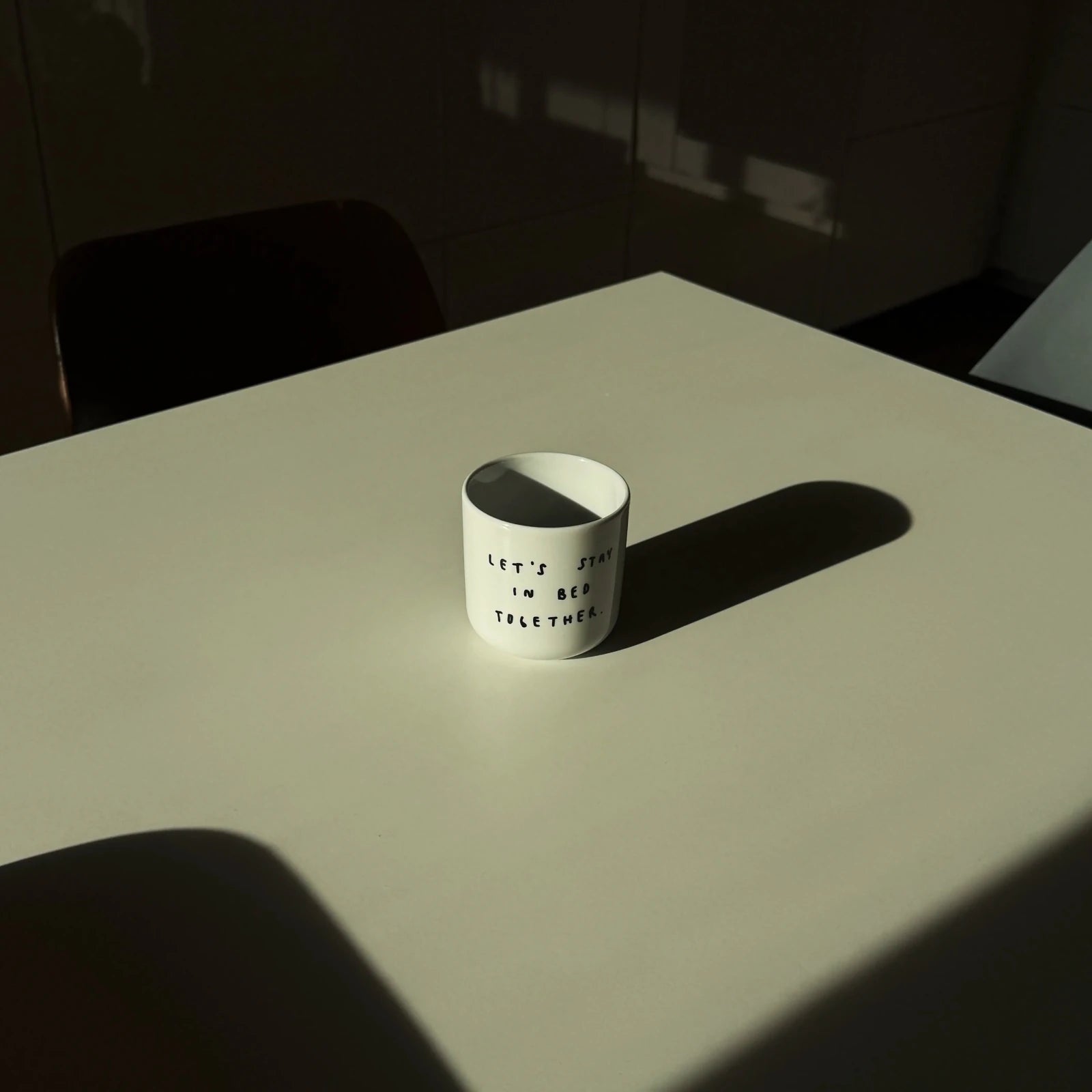Statement-Becher aus Porzellan • LET'S STAY IN BED TOGETHER – Yahya Studio – Bild 5