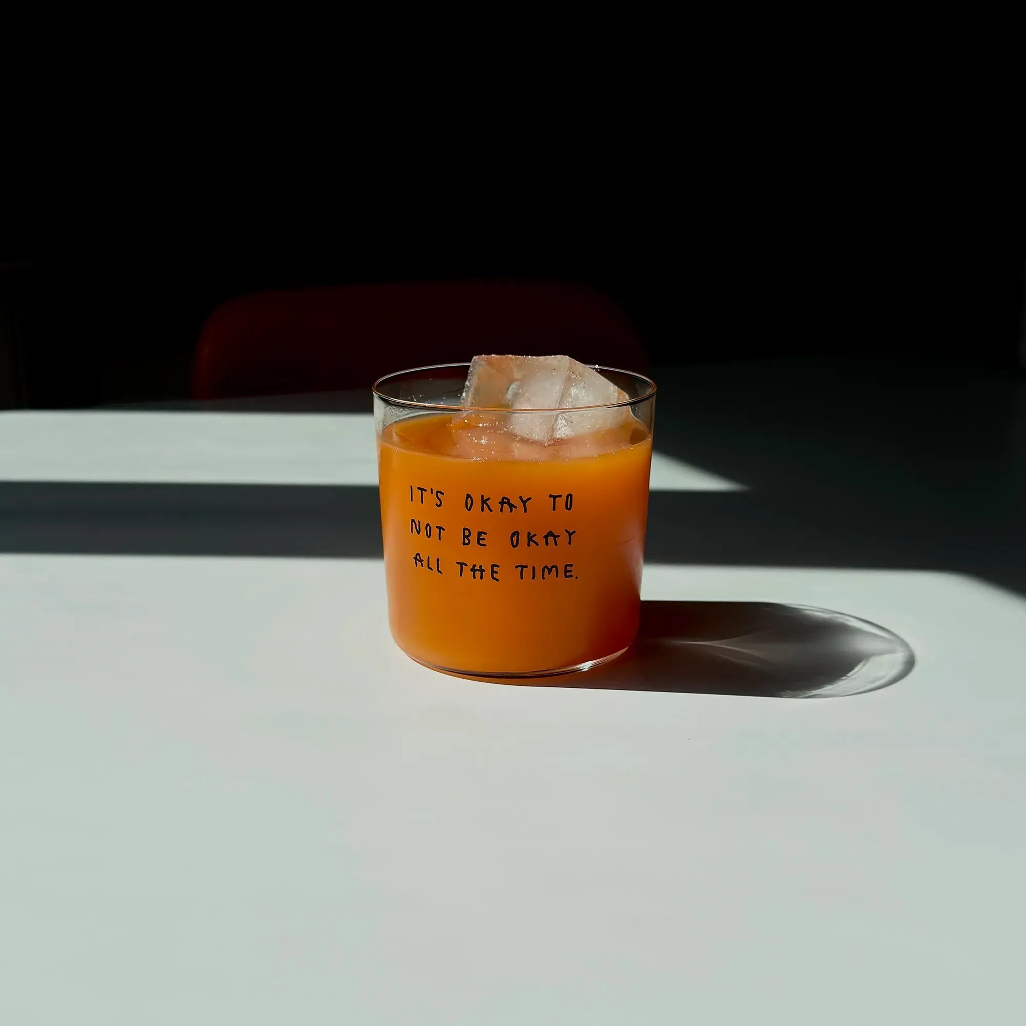 yahya studio - Trinkglas mit Statement • IT'S OKAY - ROSA ECK