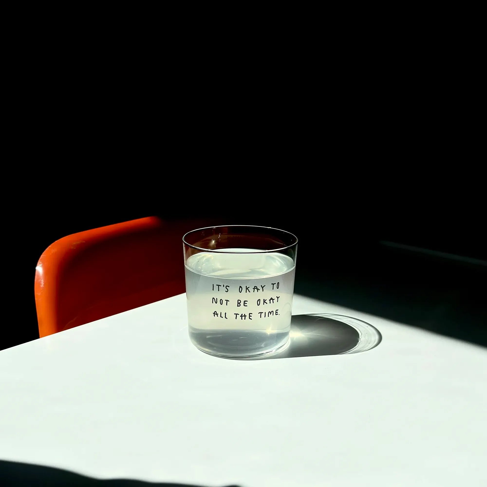 yahya studio - Trinkglas mit Statement • IT'S OKAY - ROSA ECK