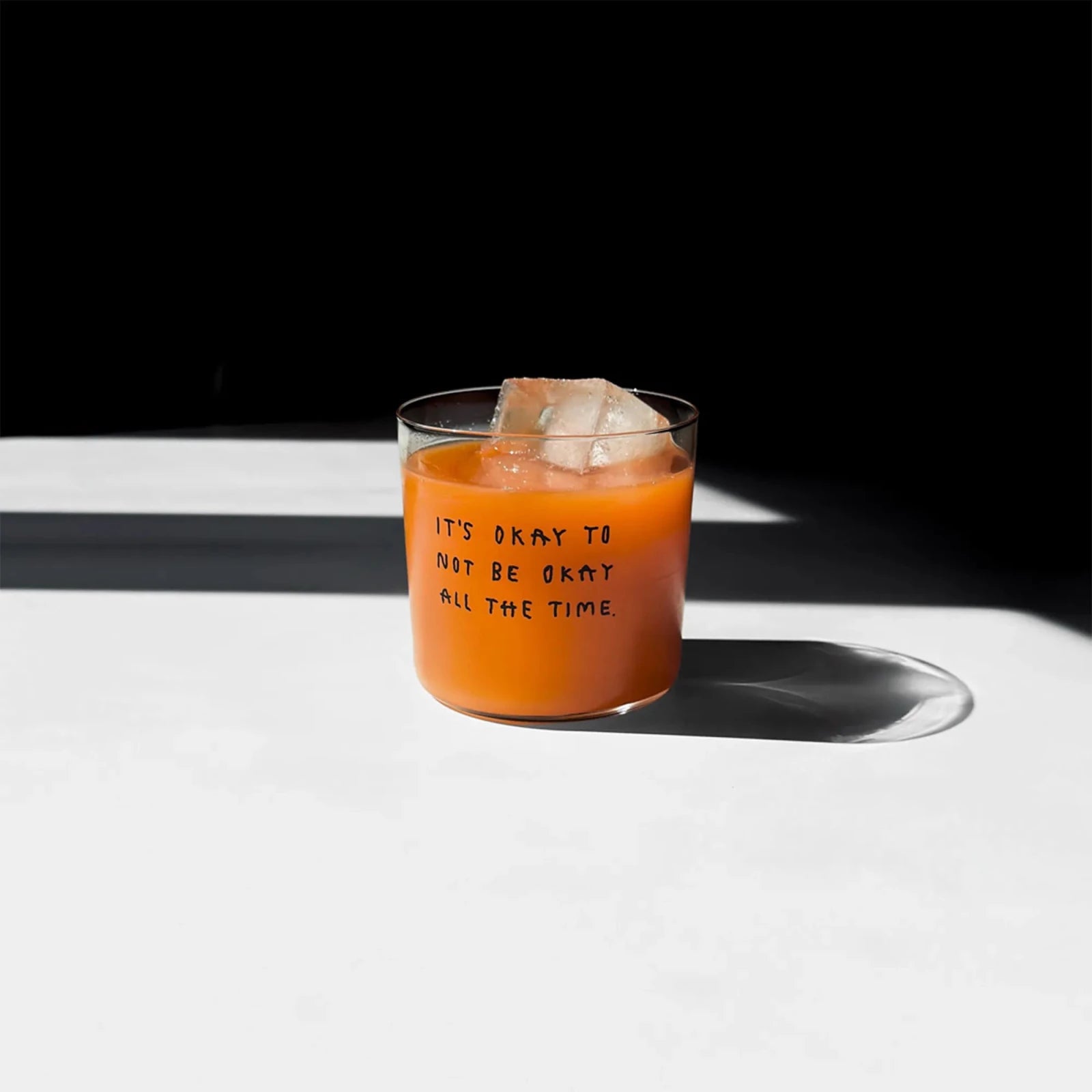 Trinkglas mit Statement • IT'S OKAY – Yahya Studio – Bild 4