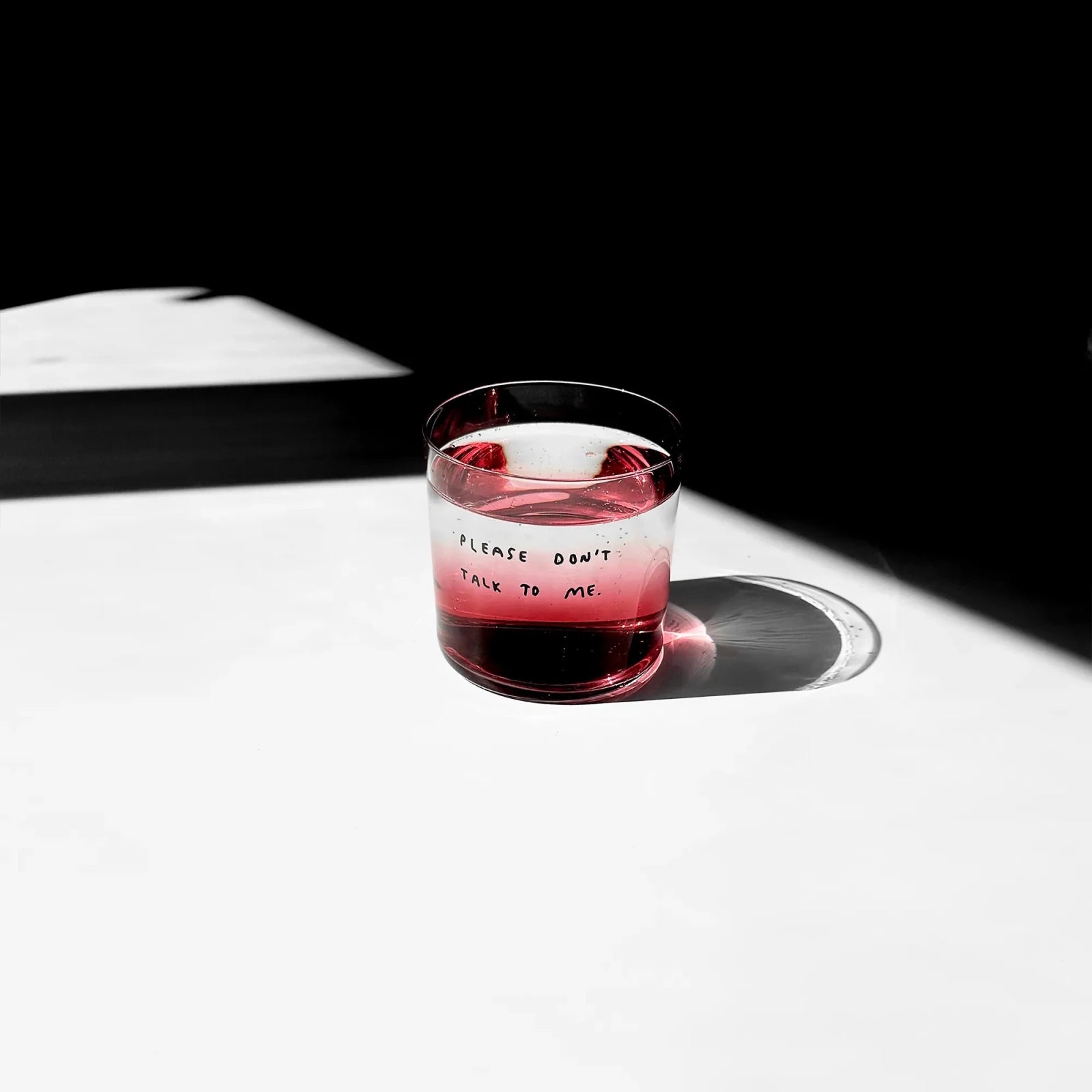 Trinkglas mit Statement • PLEASE DON'T TALK TO ME – Yahya Studio – Bild 3