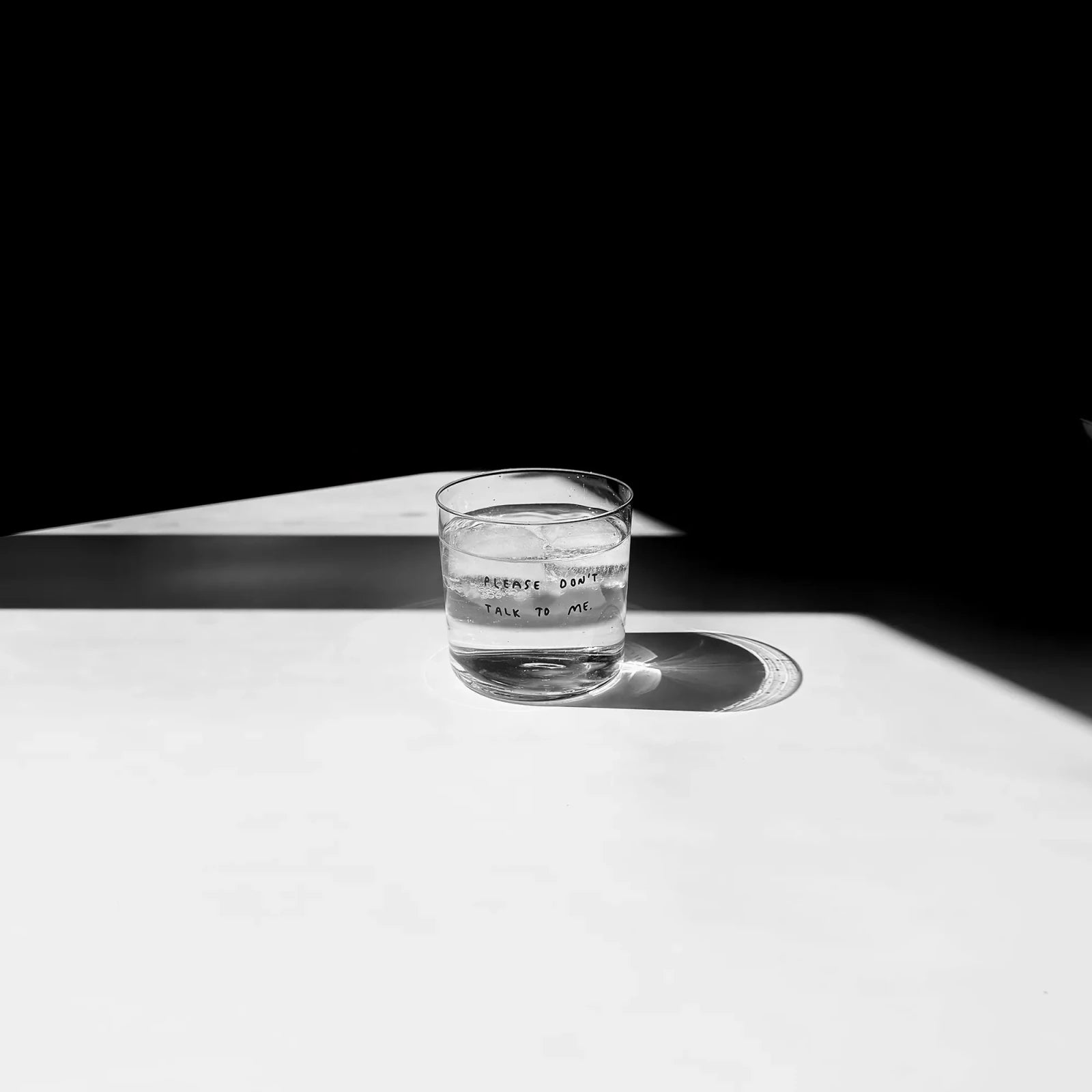 Trinkglas mit Statement • PLEASE DON'T TALK TO ME – Yahya Studio – Bild 5