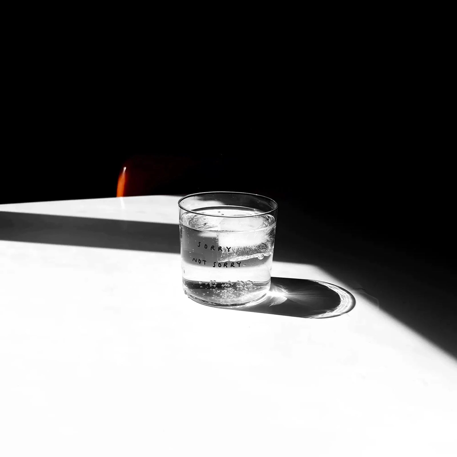 Trinkglas mit Statement • SORRY NOT SORRY – Yahya Studio – Bild 5