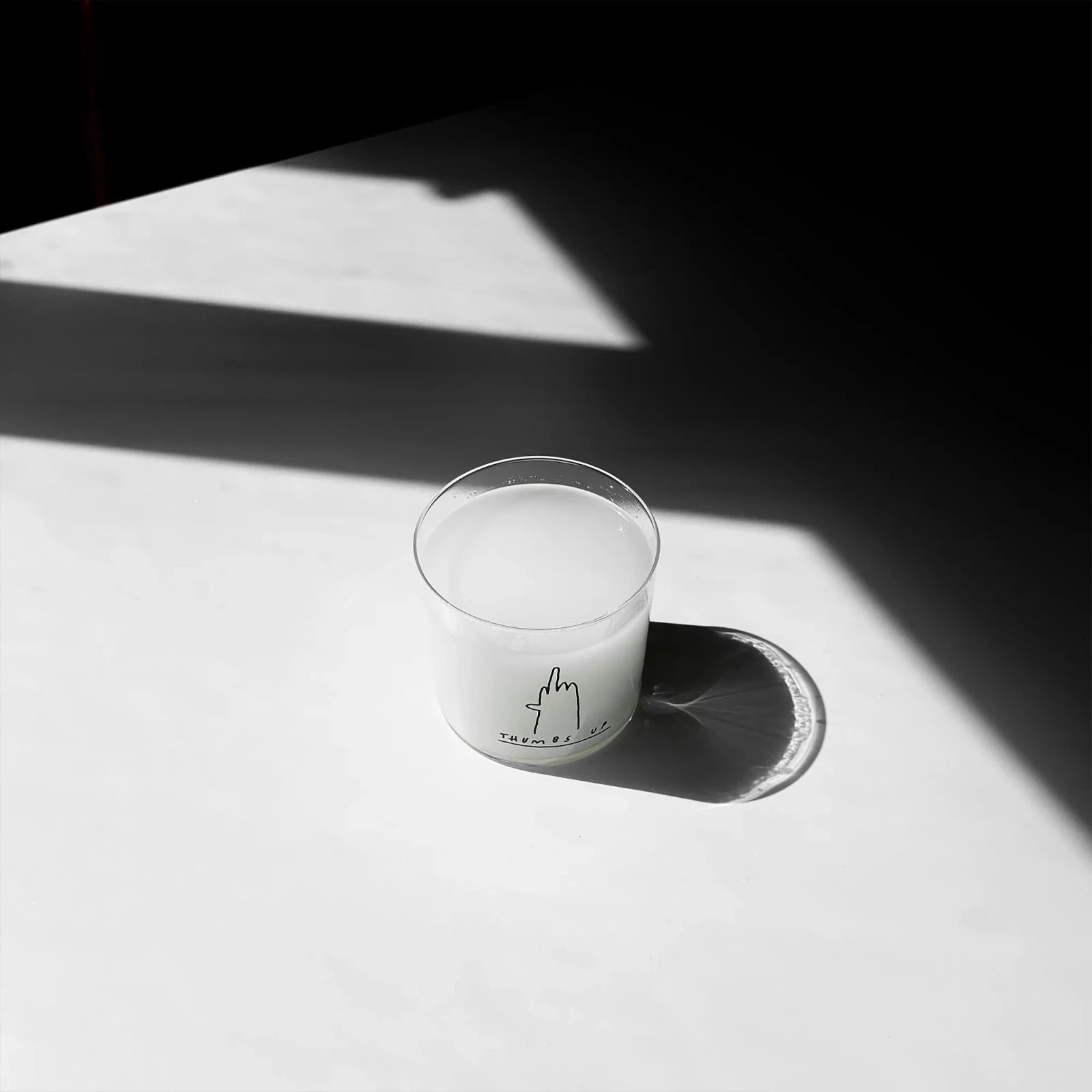 Trinkglas mit Statement • THUMBS UP – Yahya Studio – Bild 4