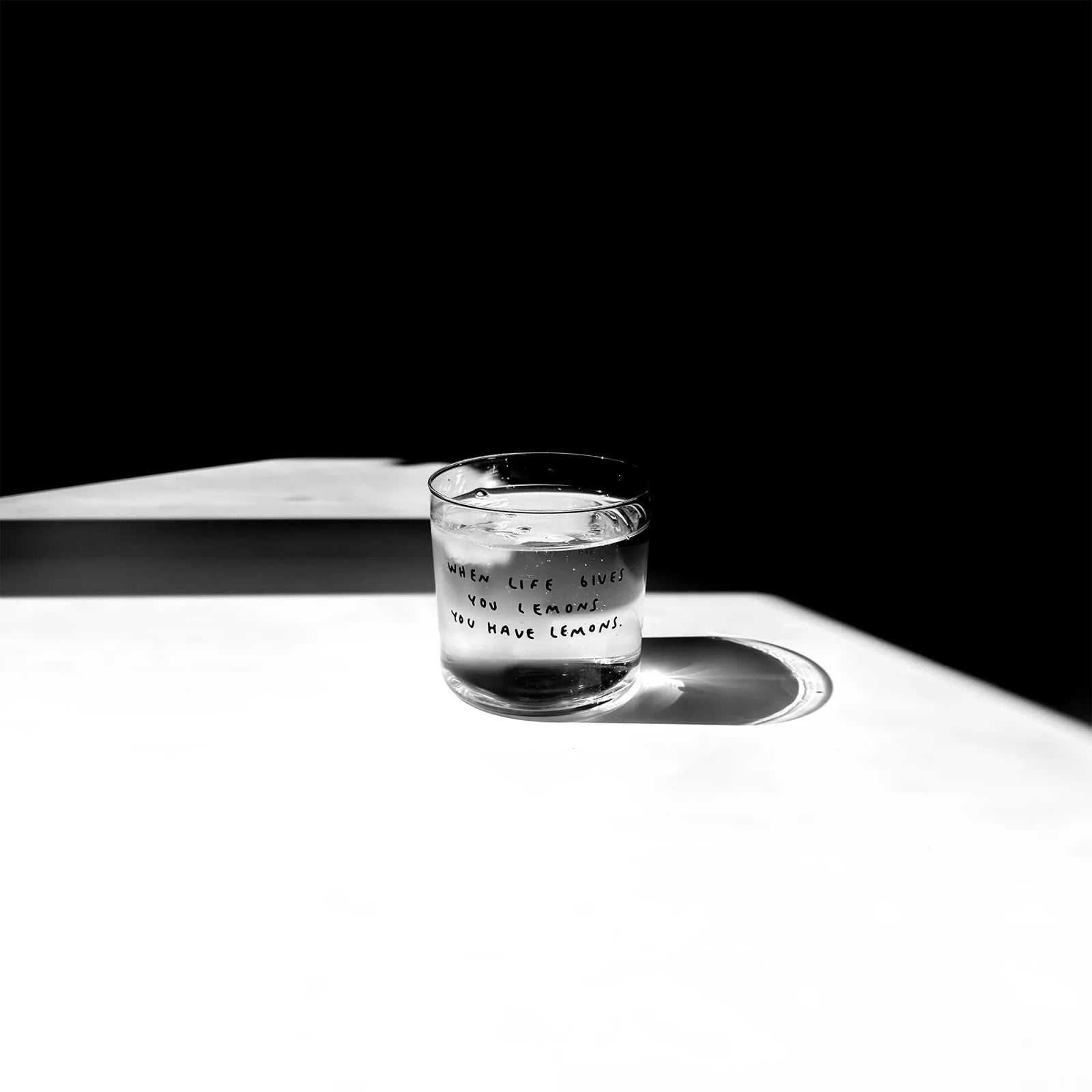 Trinkglas mit Statement • WHEN LIFE GIVES YOU LEMONS … – Yahya Studio – Bild 4